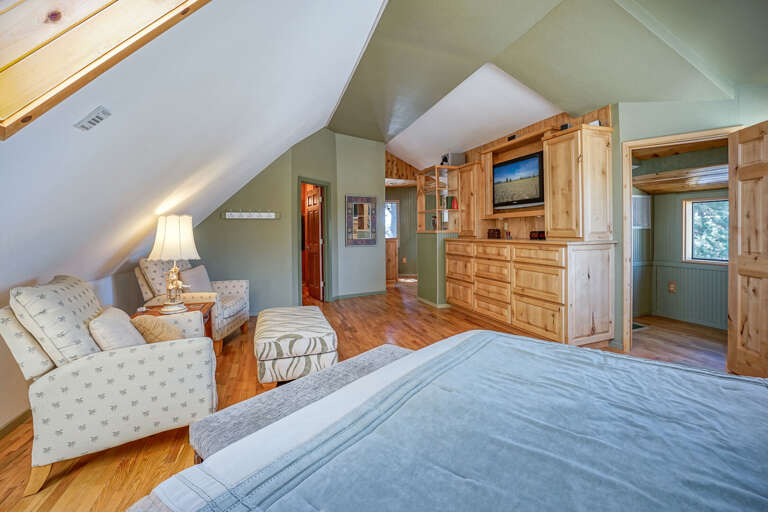 Features stunning skylights with remote control, a private seating area, a secluded writing desk, and an en-suite bathroom with a walk-in shower. Features stunning skylights with remote control, a private seating area, a secluded writing desk, and an en-suite bathroom with a walk-in shower.