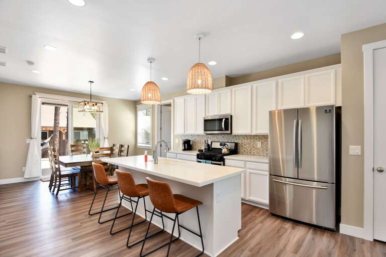 Full kitchen, perfect for cooking family meals. Full kitchen, perfect for cooking family meals.