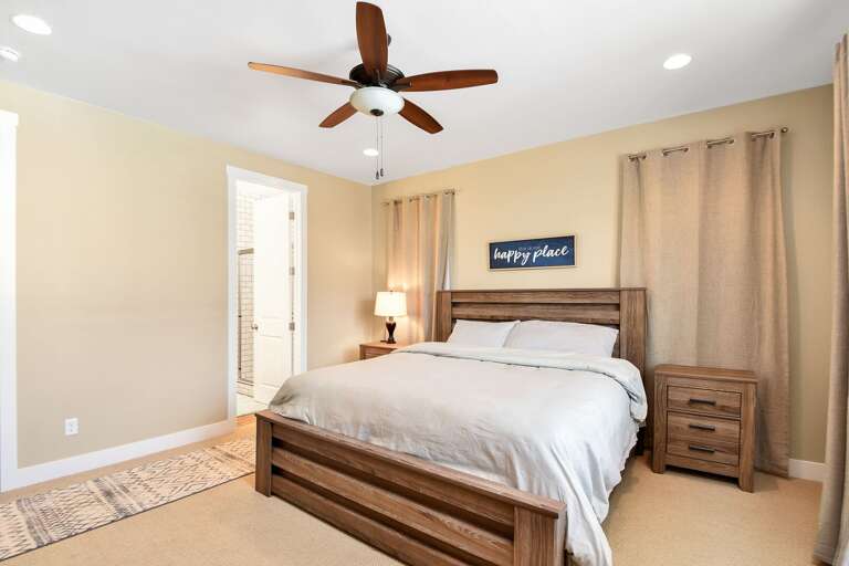 Primary bedroom with en-suite bathroom. Primary bedroom with en-suite bathroom.