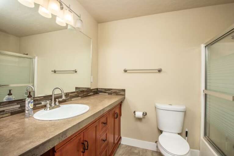combination tub/shower, dual vanity (main floor) combination tub/shower, dual vanity (main floor)