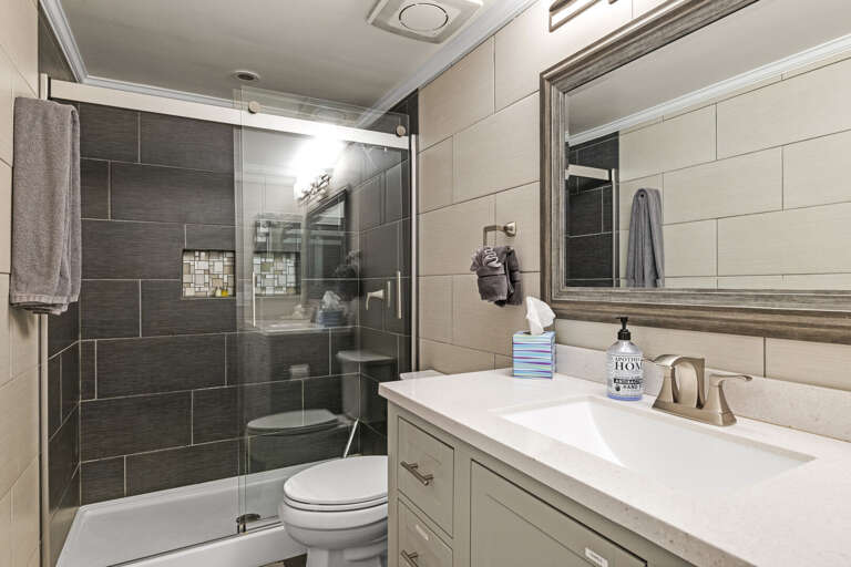 Primary bathroom w/ tub shower combo Primary bathroom w/ tub shower combo