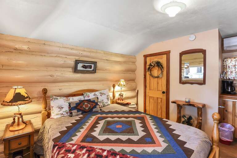 Cozy Rustic Comfort: A clean, inviting space with a Queen bed, En-suite bathroom, and charming rustic decor—perfect for unwinding after a day outdoors.