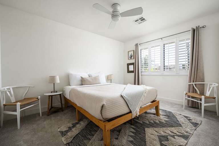 Guest room with full bed