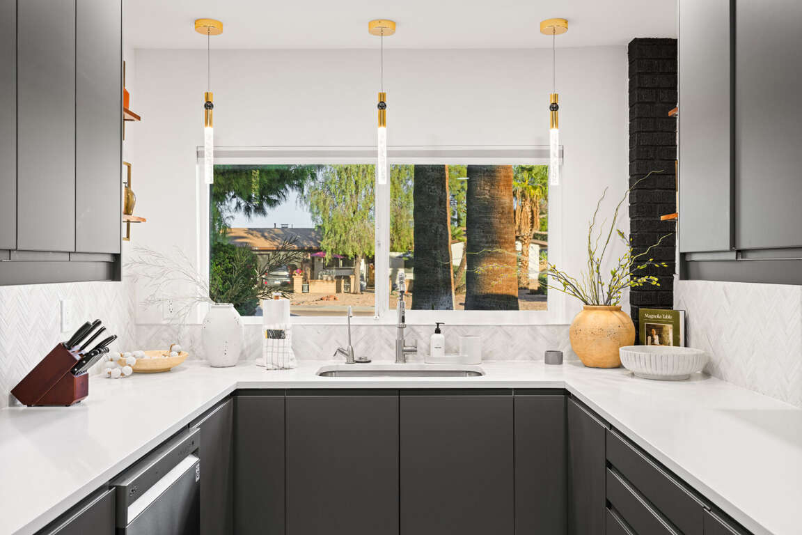 Full-Size Kitchen Full-Size Kitchen