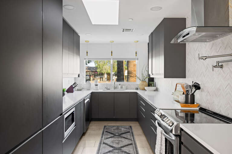 Kitchen Equipped w/ Modern Appliances Kitchen Equipped w/ Modern Appliances