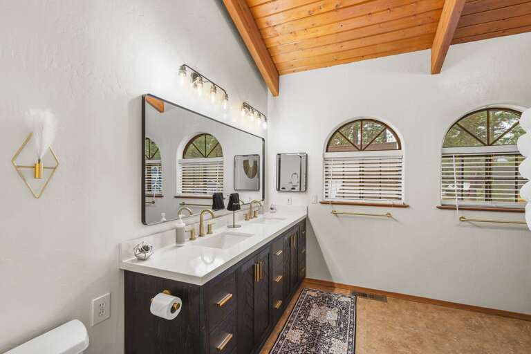 Primary Bathroom w Double Vanity Sinks