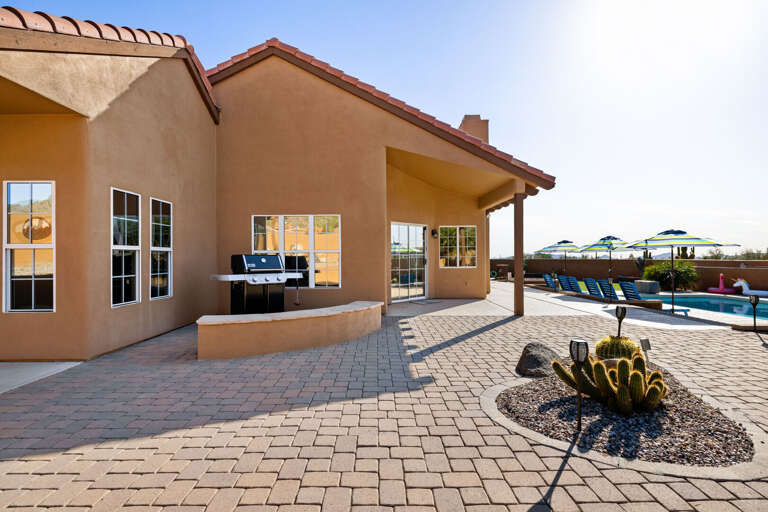 Cook out, kick back, and soak up the Arizona sky in this backyard retreat.
