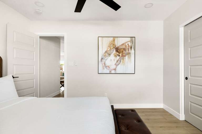 Bright and comfortable bedroom with contemporary décor and a calm, relaxing atmosphere.