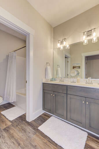 Hall bathroom shared by the queen bedrooms Hall bathroom shared by the queen bedrooms