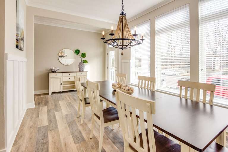 Spacious dining area for 10 people. Spacious dining area for 10 people.