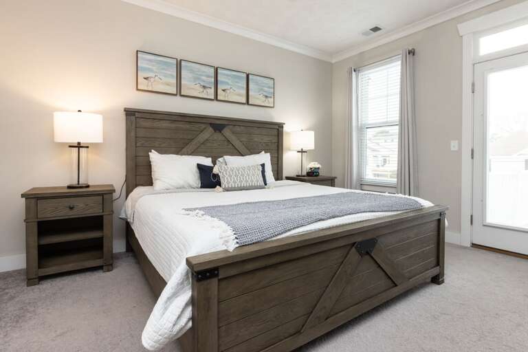 Master bedroom, king bed