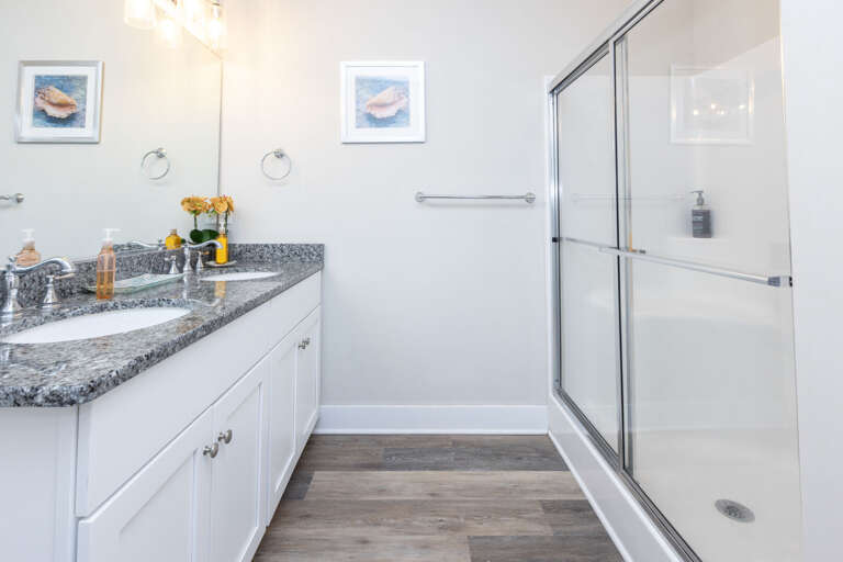 Master ensuite bathroom