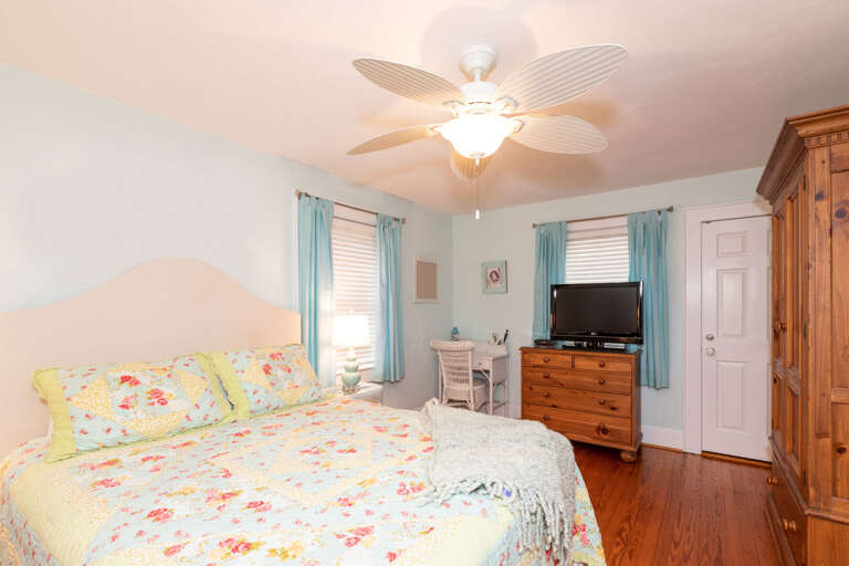 Queen Bedroom Queen Bedroom