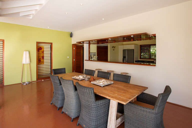 Curacao vacation home: Kitchen bar  and dining area of Villa Sea Paradise Curacao