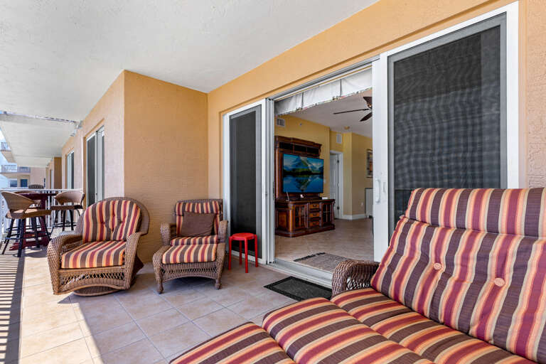 Large Balcony Comfortable Seating Options &amp; Table