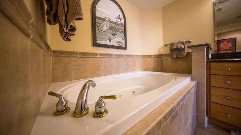 Master Bathroom has oversized jacuzzi with separate walk in shower. Master Bathroom has oversized jacuzzi with separate walk in shower.
