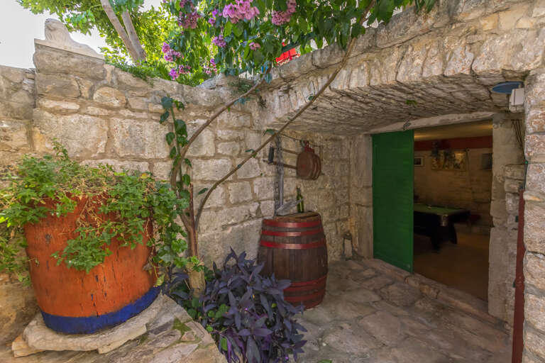 Grohote Home Rental