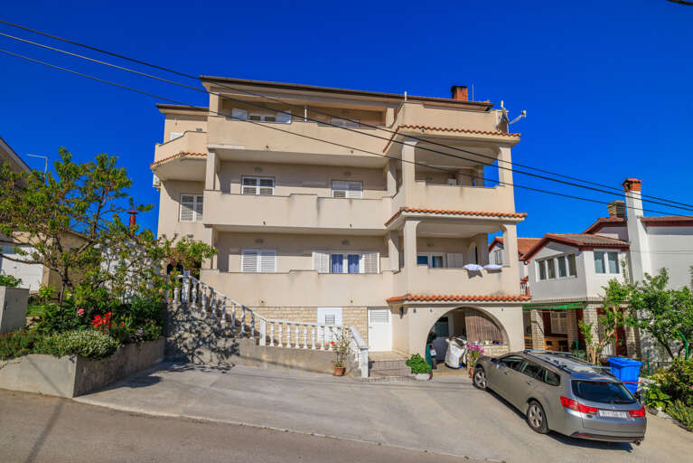 Mundanije Apartment Rental