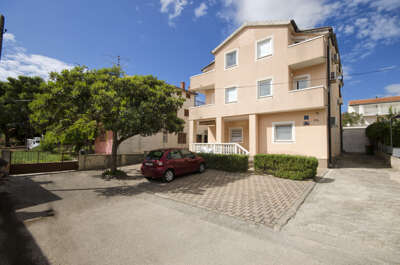 Apartments and Rooms Mladen