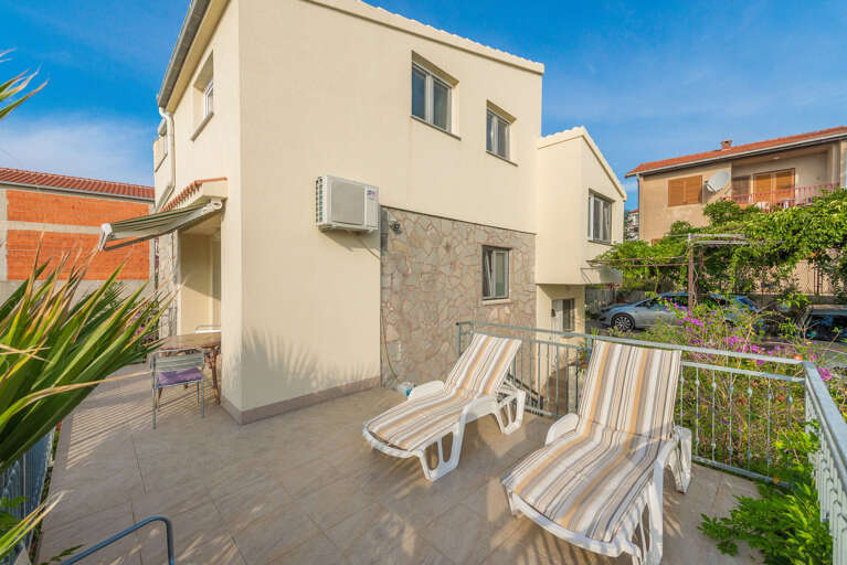 Okrug Gornji Apartment Rental
