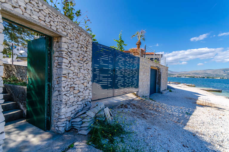 Slatine Apartment Rental