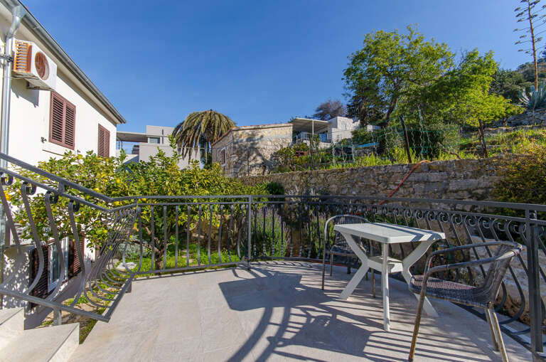 Vis Apartment Rental
