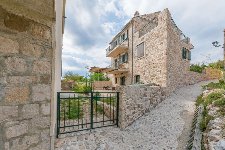 Igrane Apartment Rental