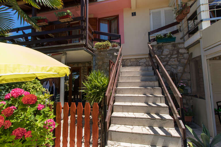 Cres Apartment Rental