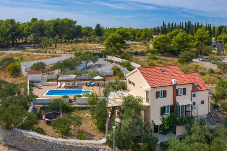 Milna Home Rental