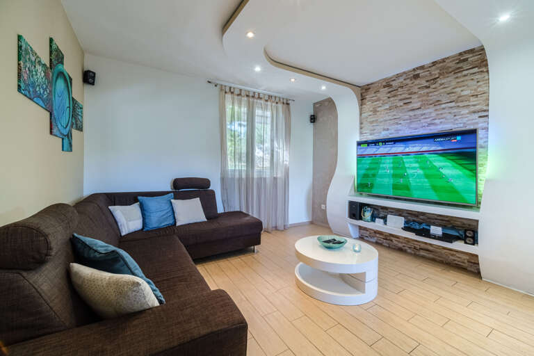 Milna Home Rental