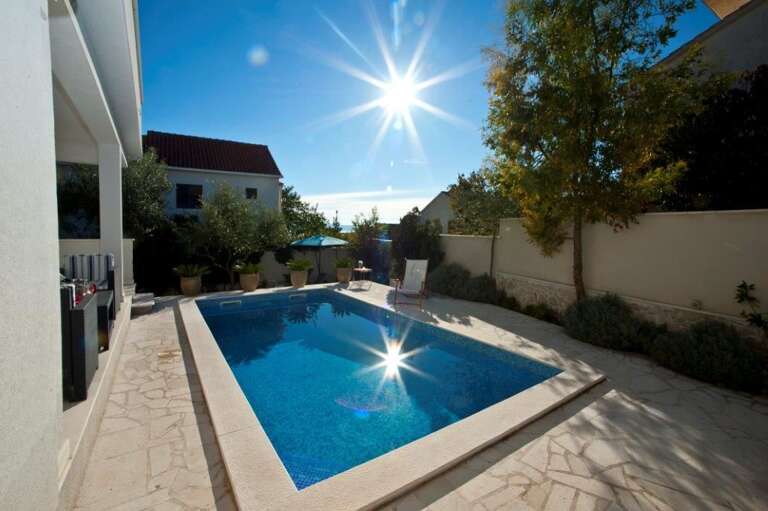 Okrug Gornji Home Rental