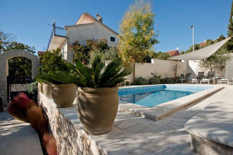 Okrug Gornji Home Rental