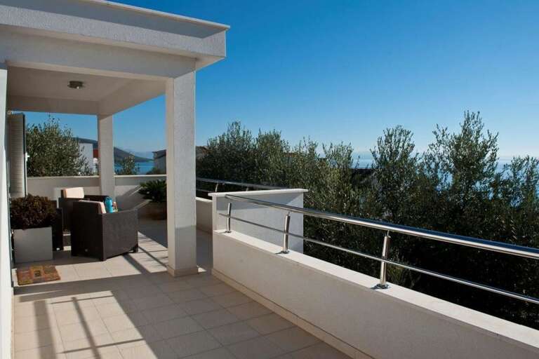 Okrug Gornji Home Rental