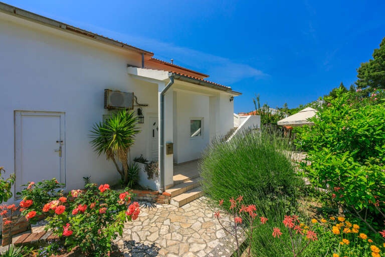 Banjol Apartment Rental