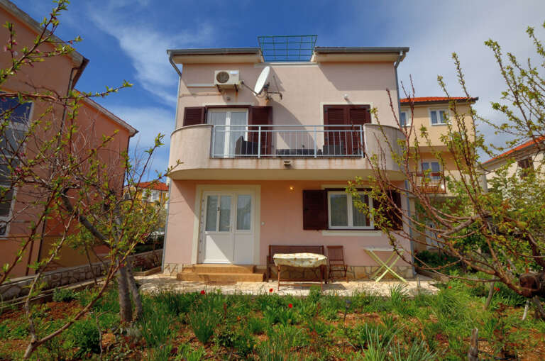 Cres Apartment Rental