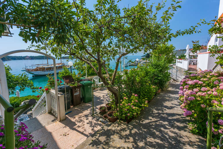 Supetarska Draga Apartment Rental