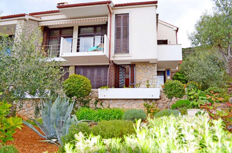 Cres Apartment Rental