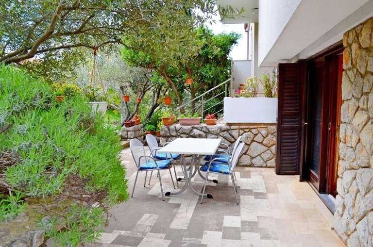 Cres Apartment Rental