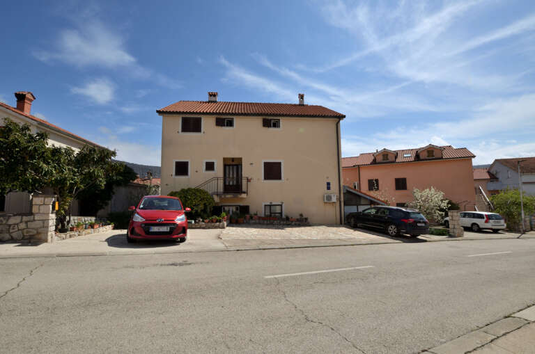 Cres Apartment Rental