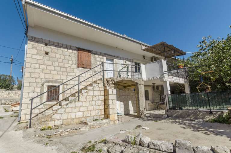 Slatine Apartment Rental