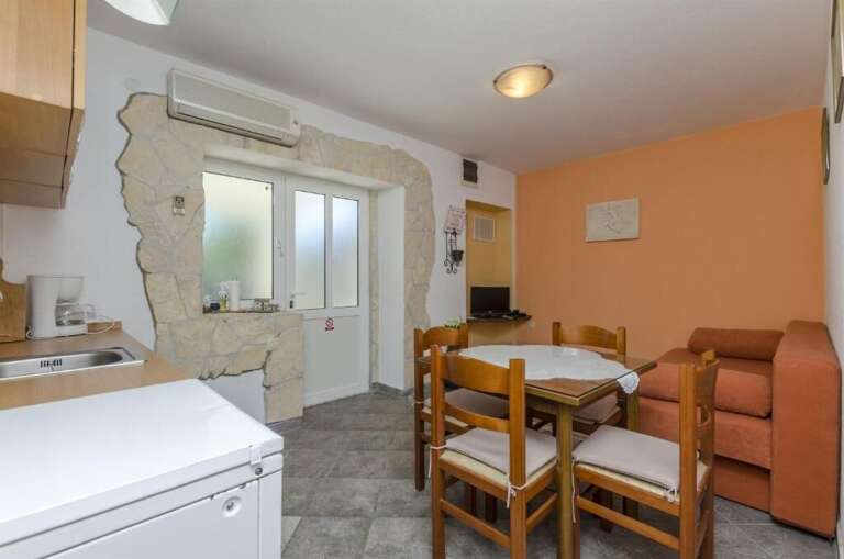 Slatine Apartment Rental