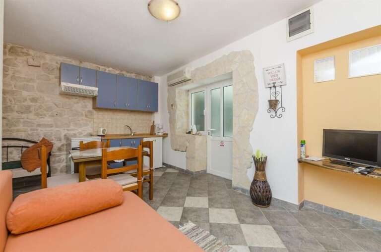 Slatine Apartment Rental