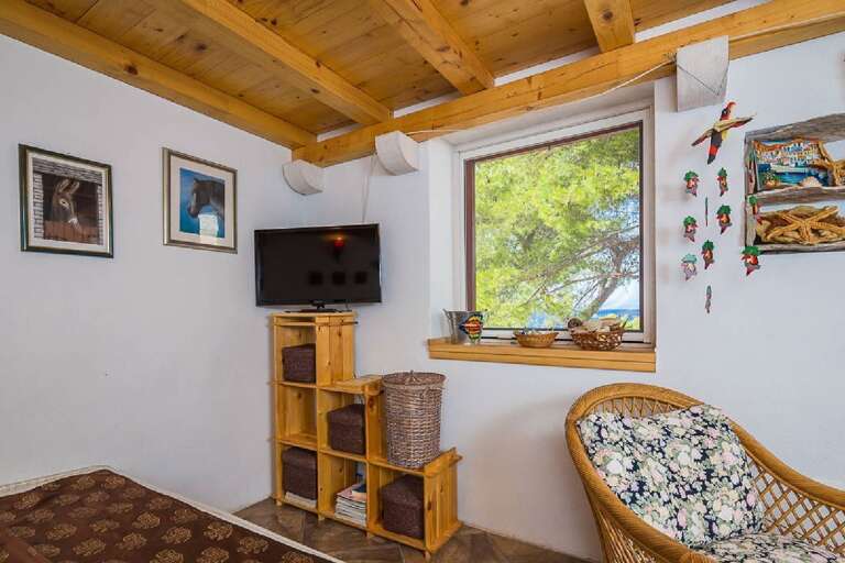 Milna Home Rental