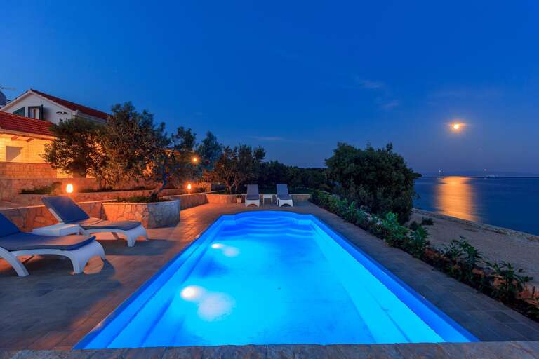 Okrug Gornji Home Rental