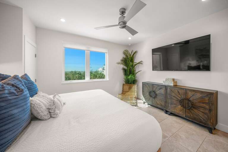Bedroom 3 - King Sized Bed - Gulf Views - HD TV - En-Suite Shower