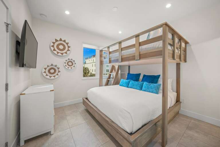 Bedroom 6 - Full/California King Bunk Bed - En-Suite Bathroom