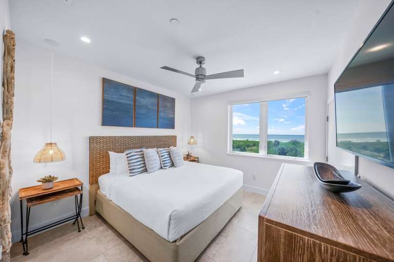 Master Bedroom 2 - King Sized Bed - Gulf Views - En-Suite Bathroom