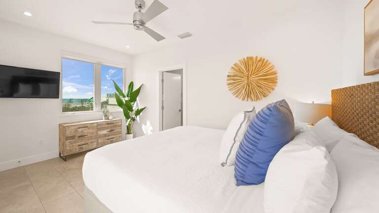 Master Bedroom - King Bed - Gulf Views - HD TV - Gulf Views - En-Suite Bathroom