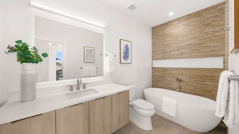 Master Bedroom - En-Suite Bathroom - Bathtub