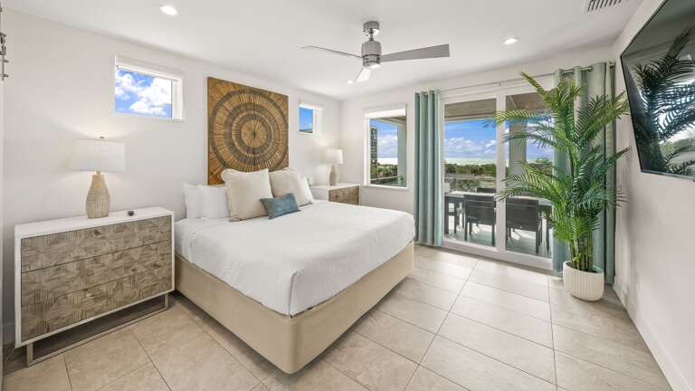 Master Bedroom 2 - King Bed - Gulf Views - HD TV - Balcony Access - En-Suite Bathroom
